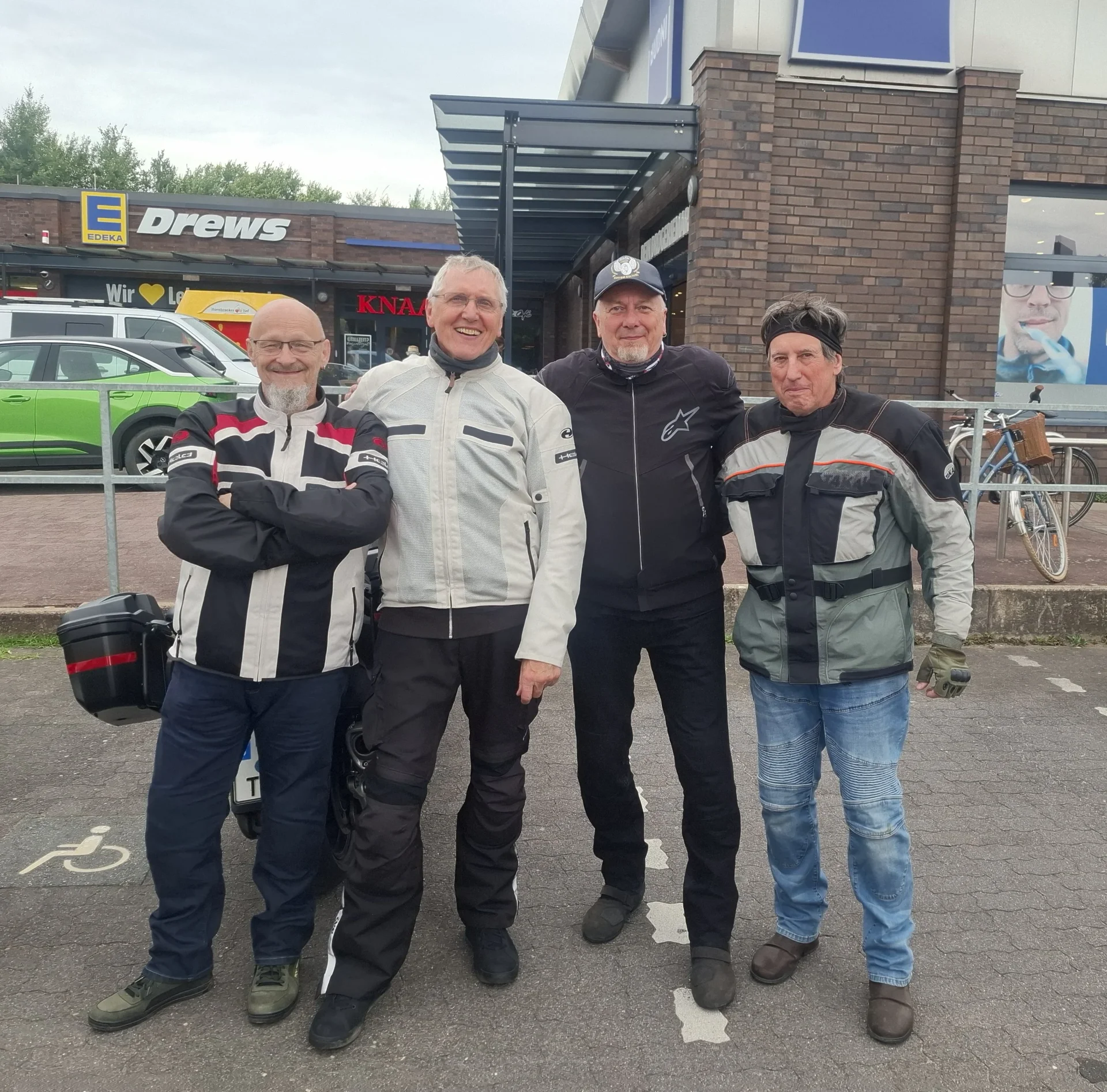 Rollerfreunde Prignitz machen eine Pause vor Edeka