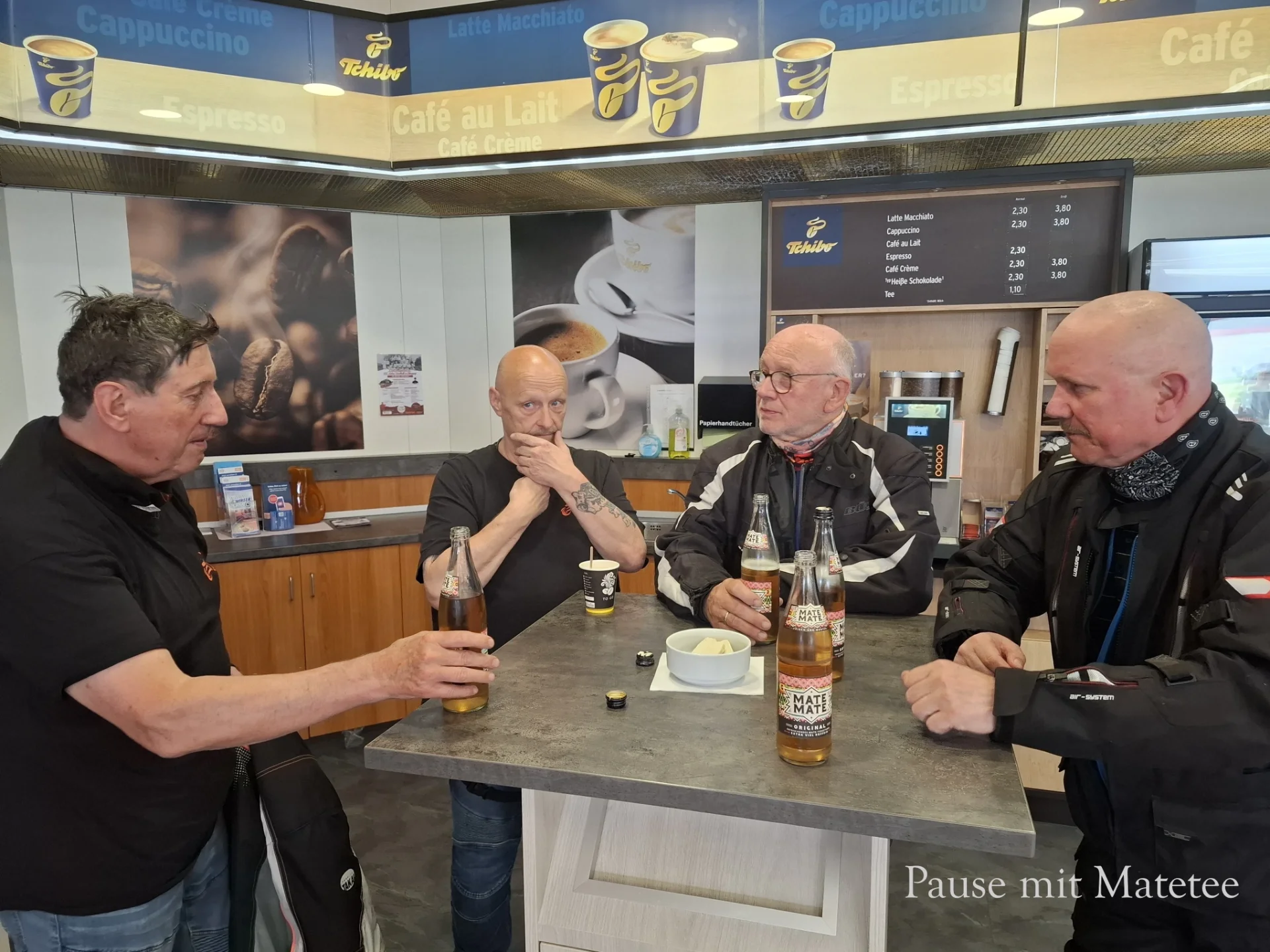 Gruppe bei der Pause mit Matetee