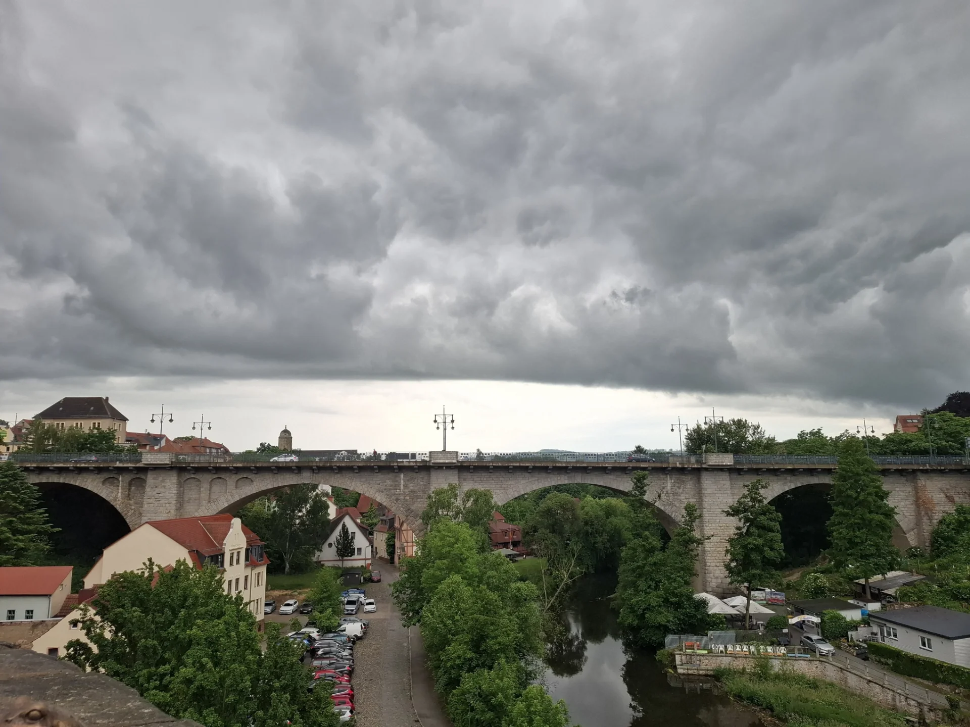 Brücke in Bautzen bei bewölktem Himmel
