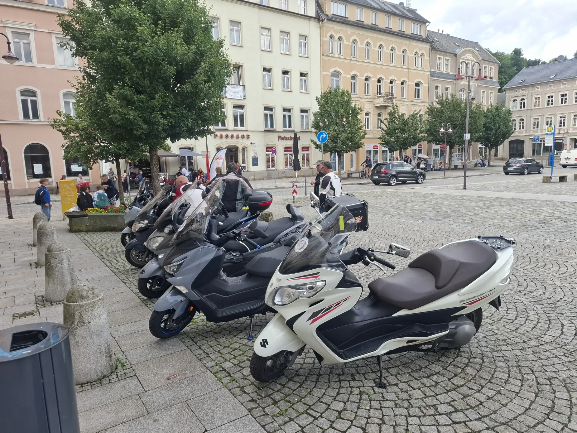 Motorroller parken auf dem Marktplatz in Bautzen