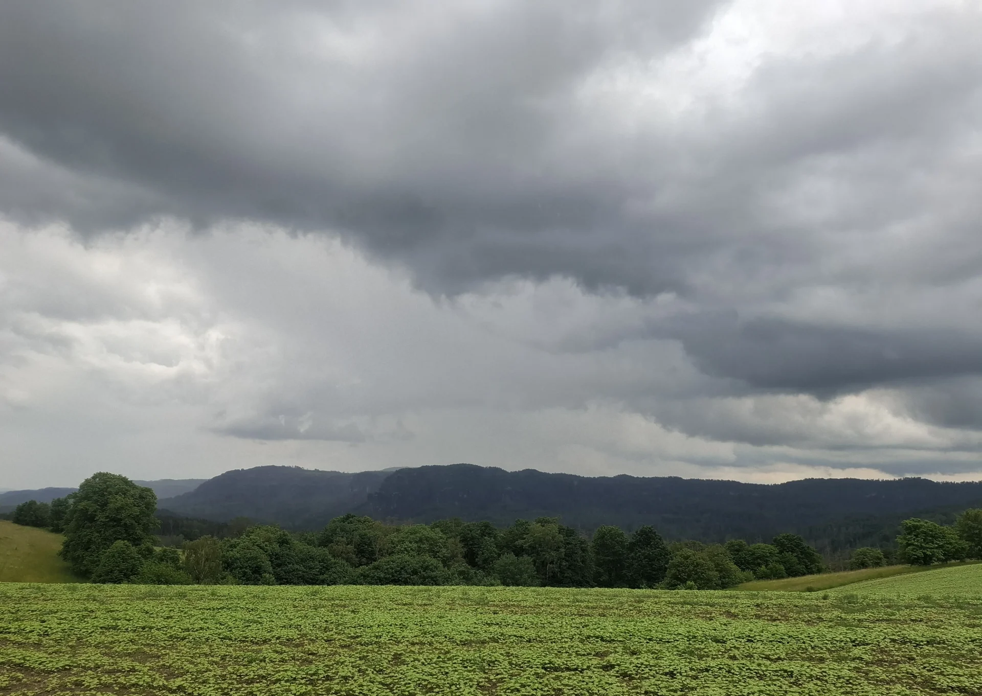 Dunkle Wolken ziehen auf