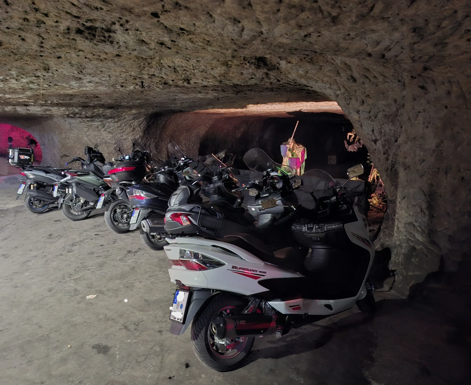 Motorroller in der Sandsteinhöhle Lindava