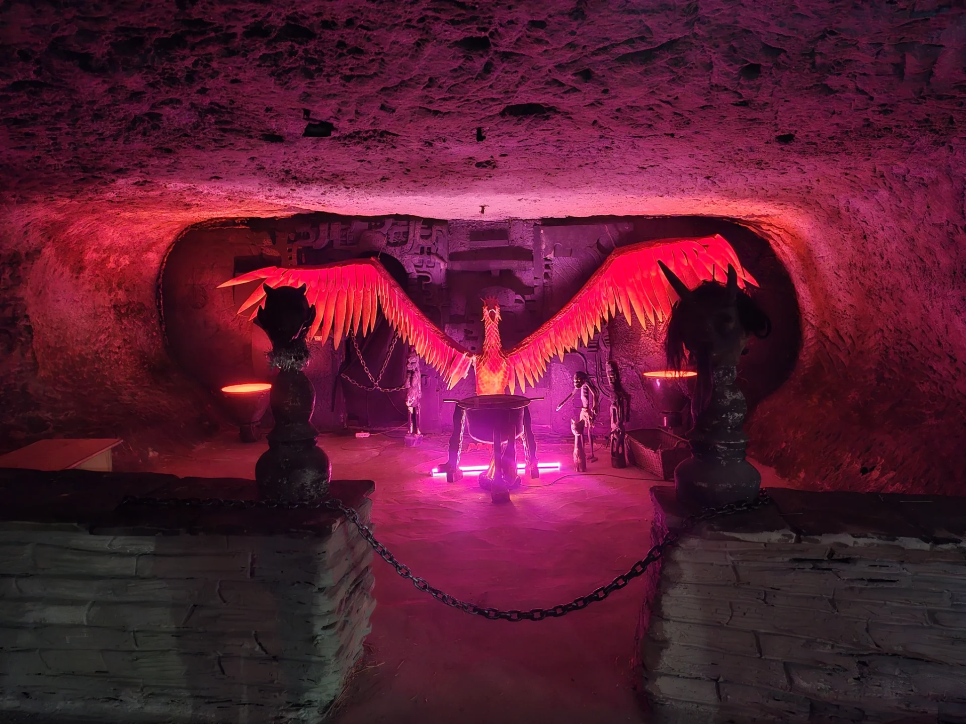 Beleuchtete Skulptur in der Bikerhöhle Lindava