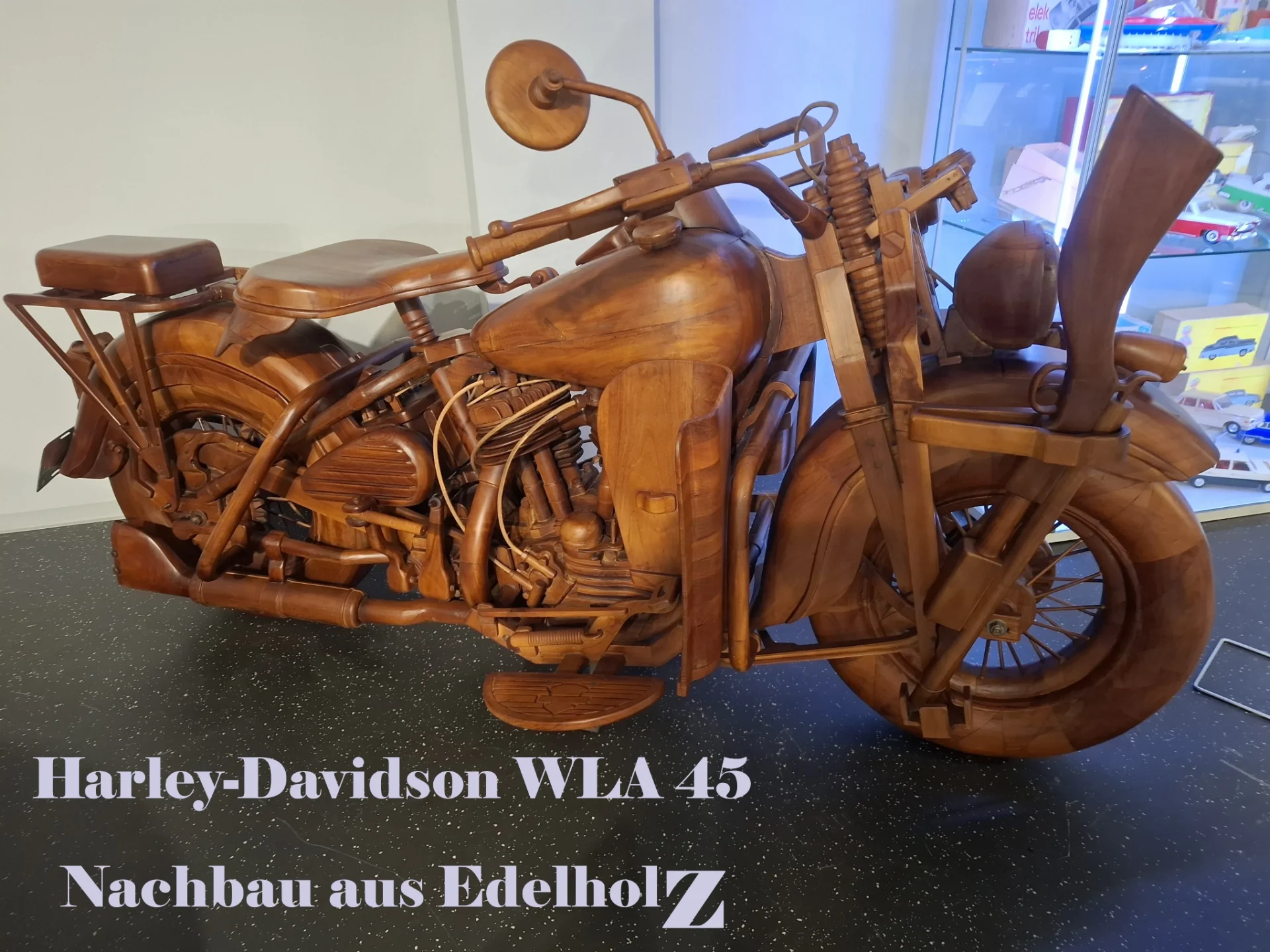 Nachbau der Harley-Davidson WLA 45 aus Edelholz