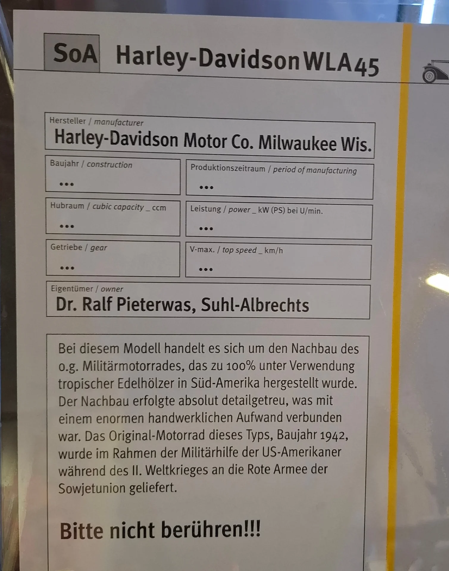 Infotafel zur Harley-Davidson WLA 45 – Nachbau aus Edelholz