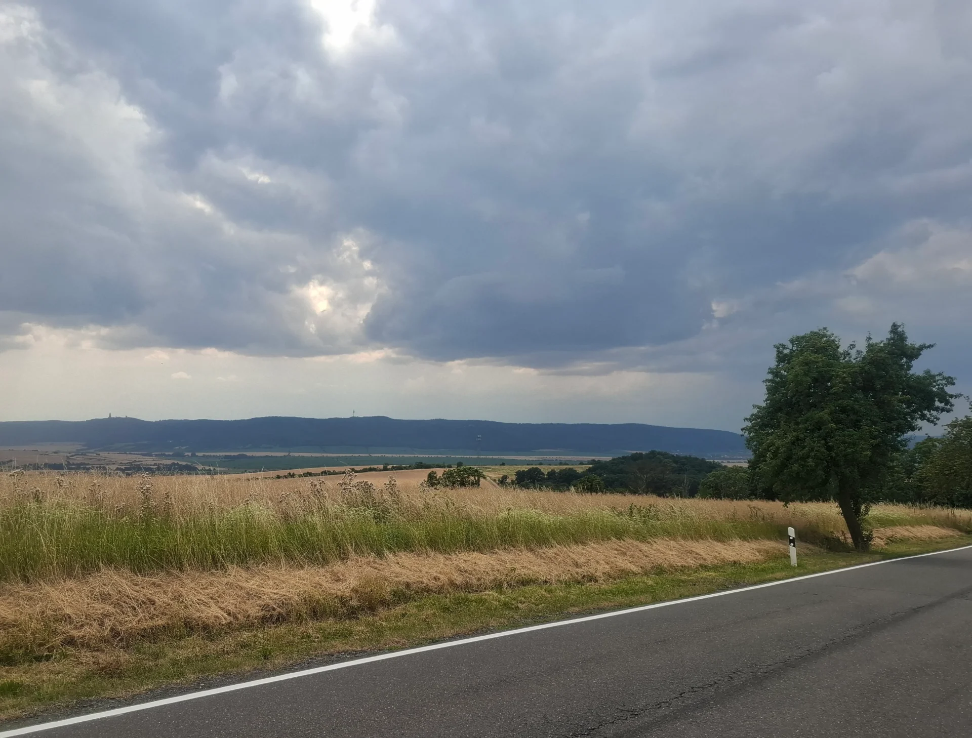Landschaft in Thüringen mit heranziehenden Wolken