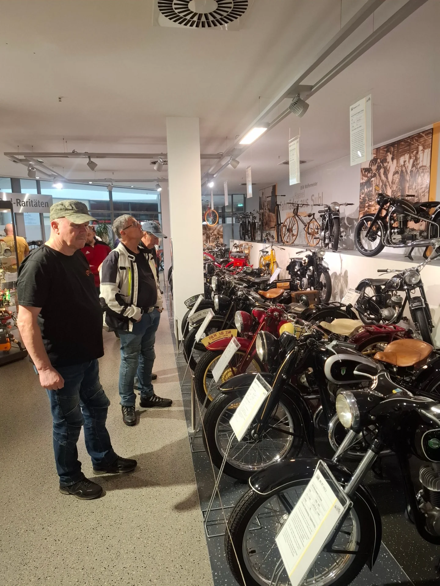 Besucher betrachten historische Zweiräder im Museum