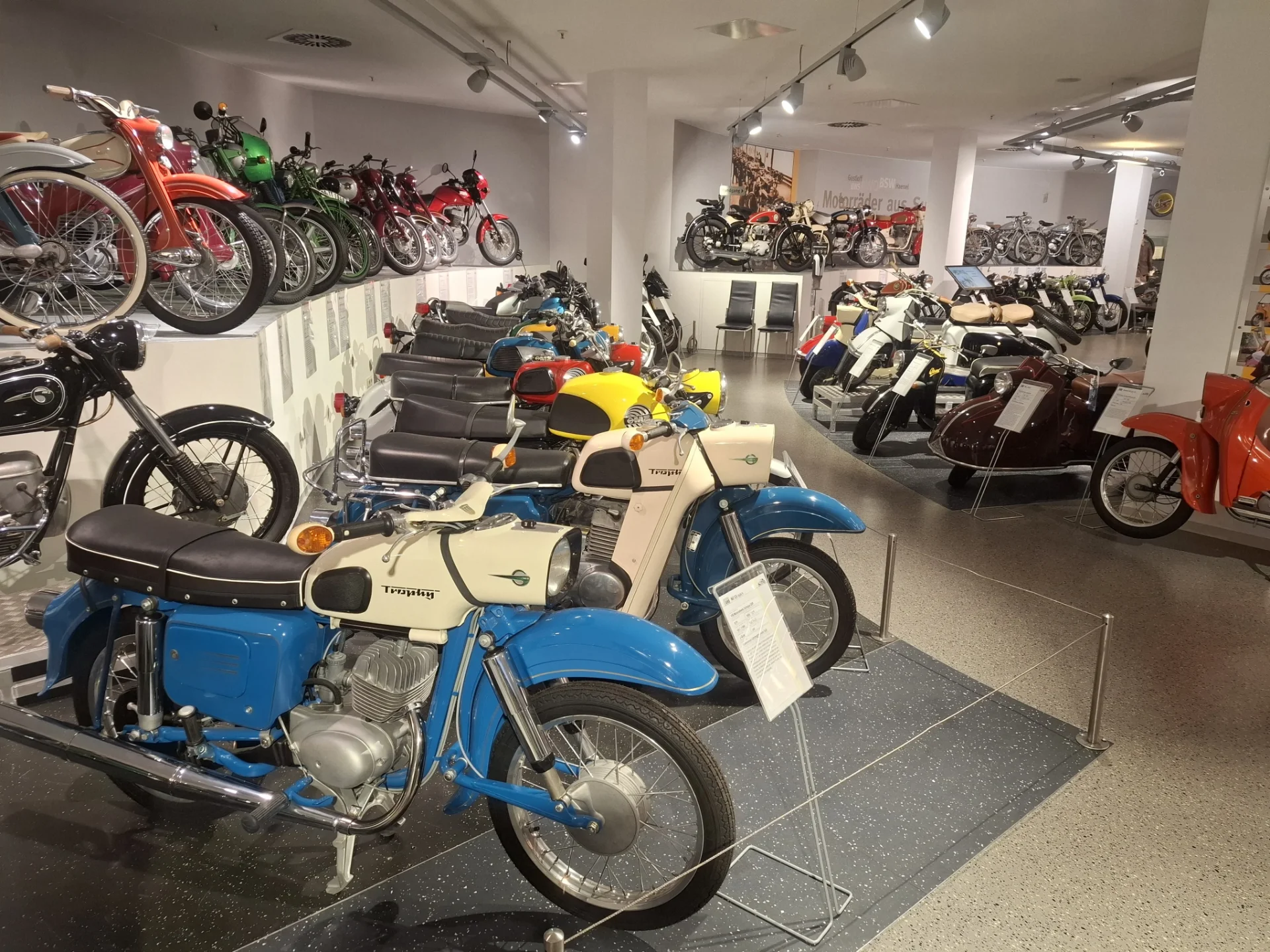 Reihe historischer Motorroller im Museum