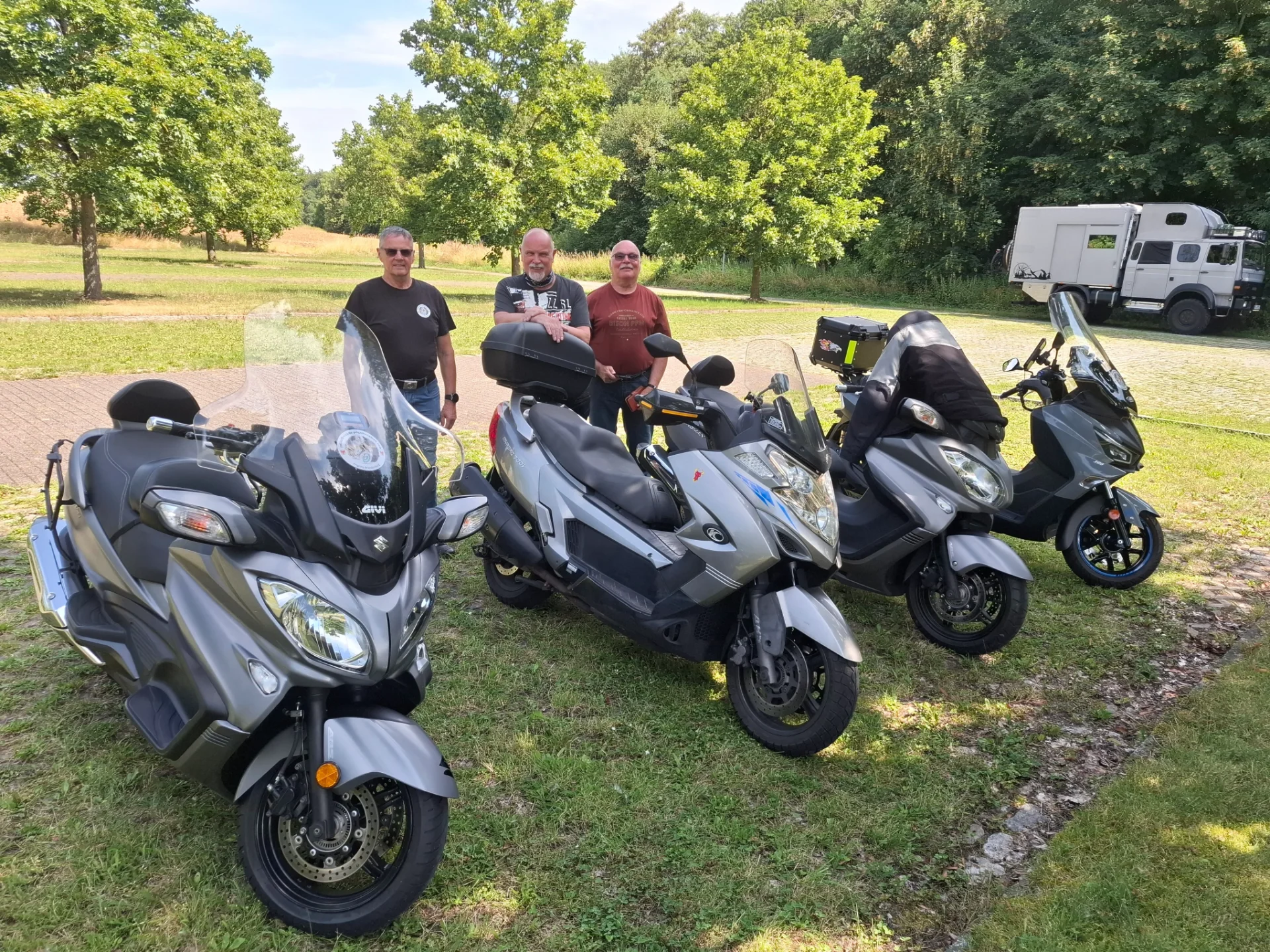 Pause während der gemeinsamen Rollertour