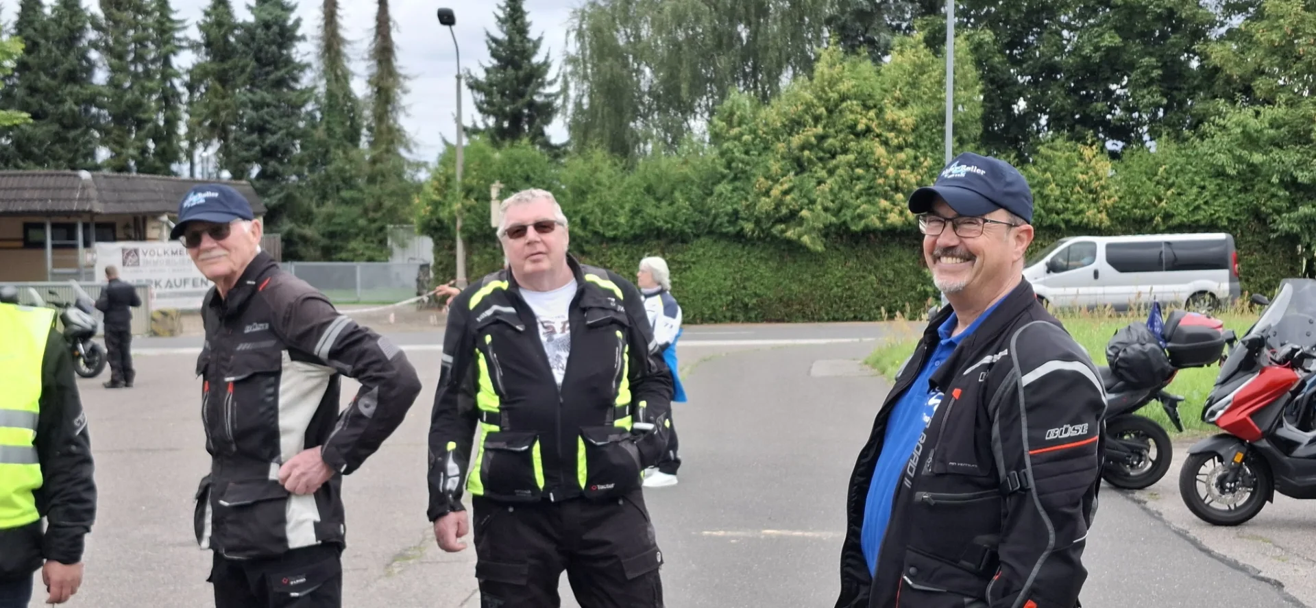Reihe der Motorroller auf dem Parkplatz
