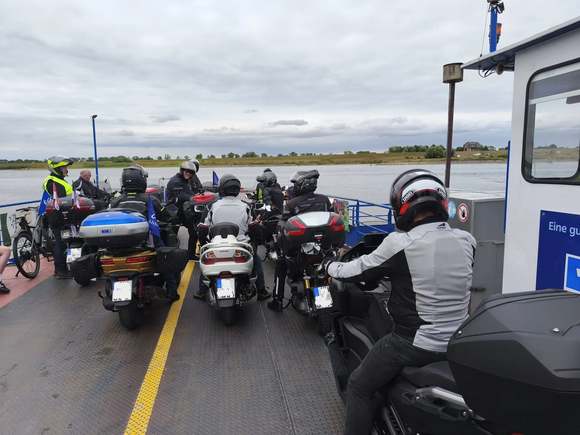 Motorroller auf der Fähre über die Elbe