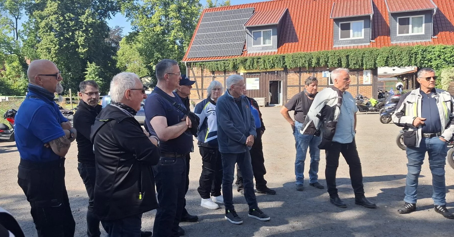 Tourbesprechung durch Tourenguide Siegi