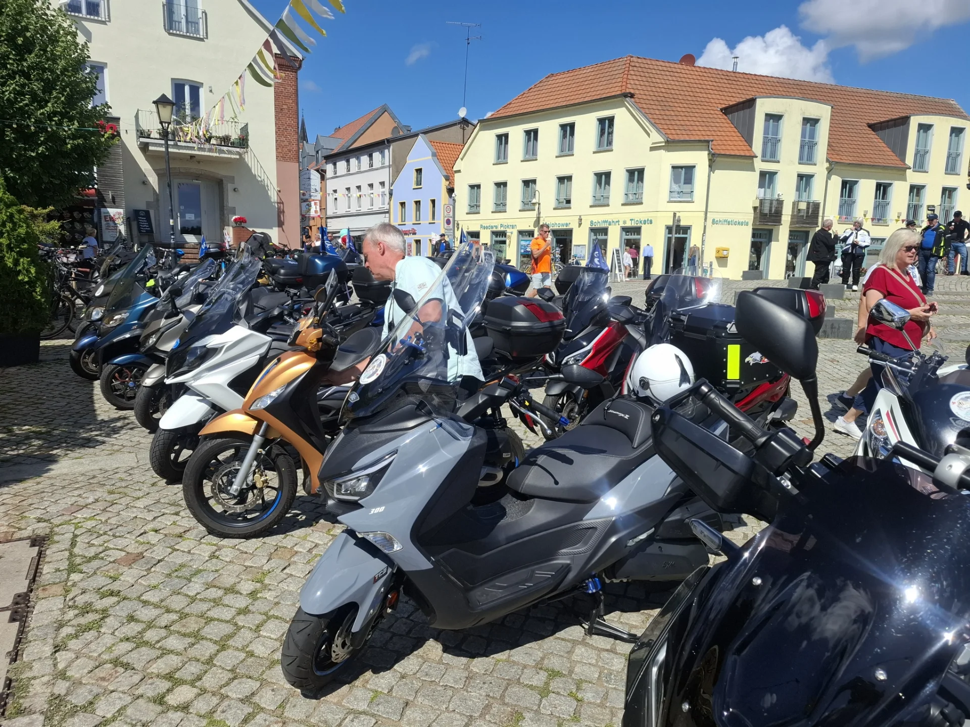 Motorroller auf dem Marktplatz in Malchow