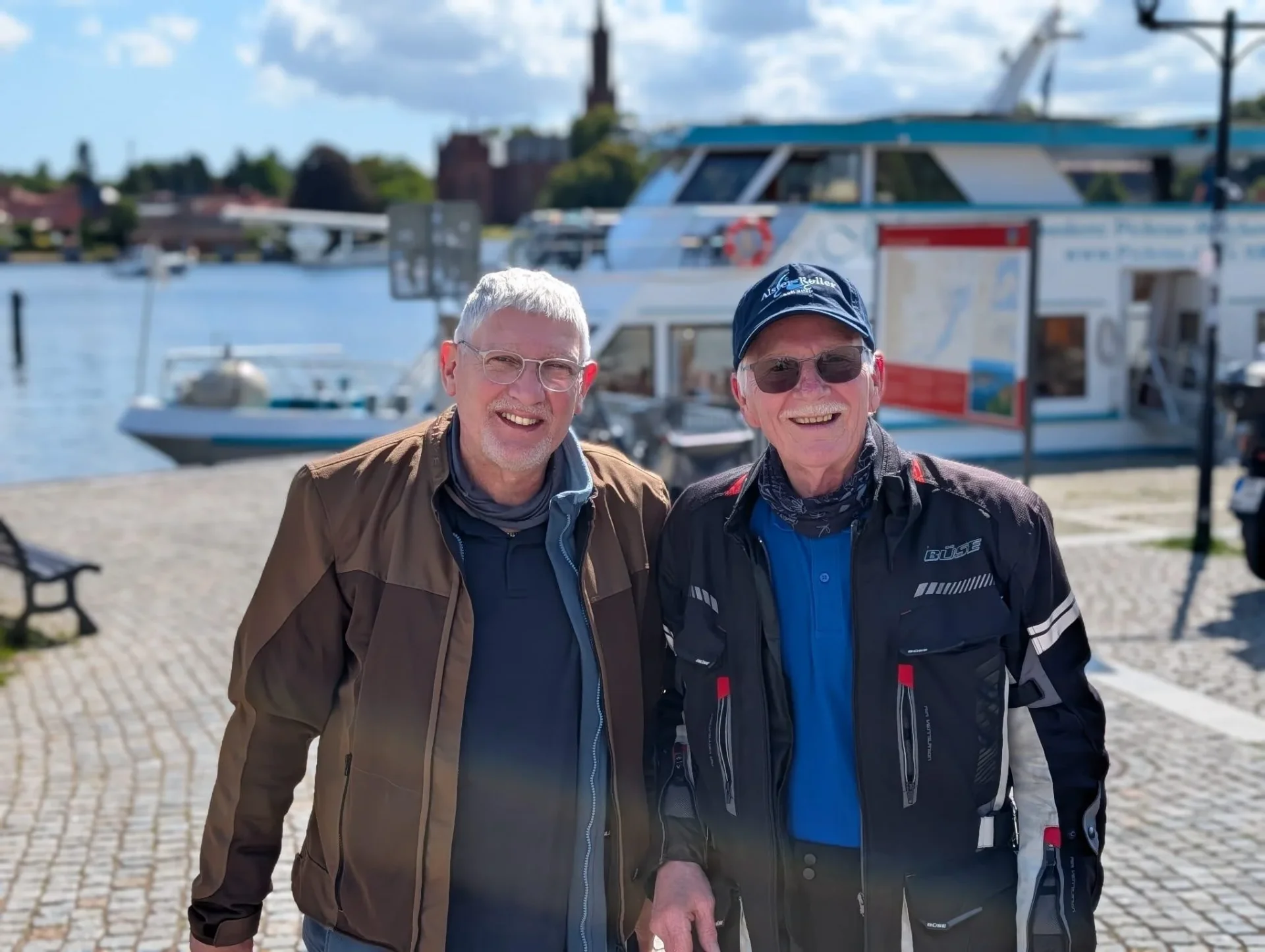 Zwei Rollerfahrer am Hafen von Malchow