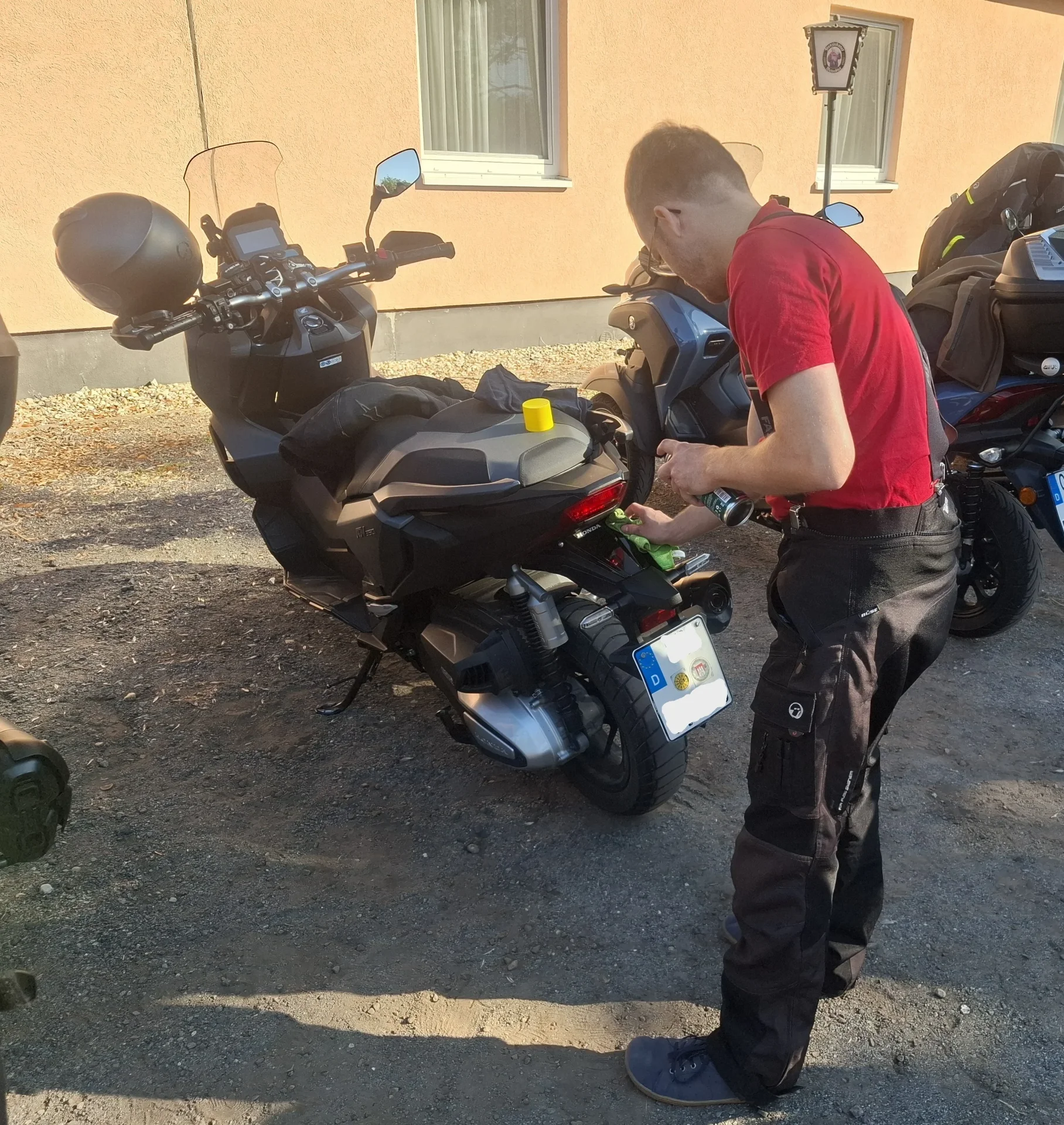 Christoph putzt vor der Heimreise seinen Roller