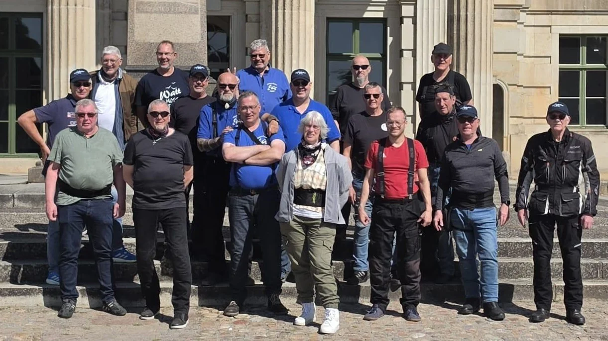 Gruppenfoto vor Schloss Ludwigslust