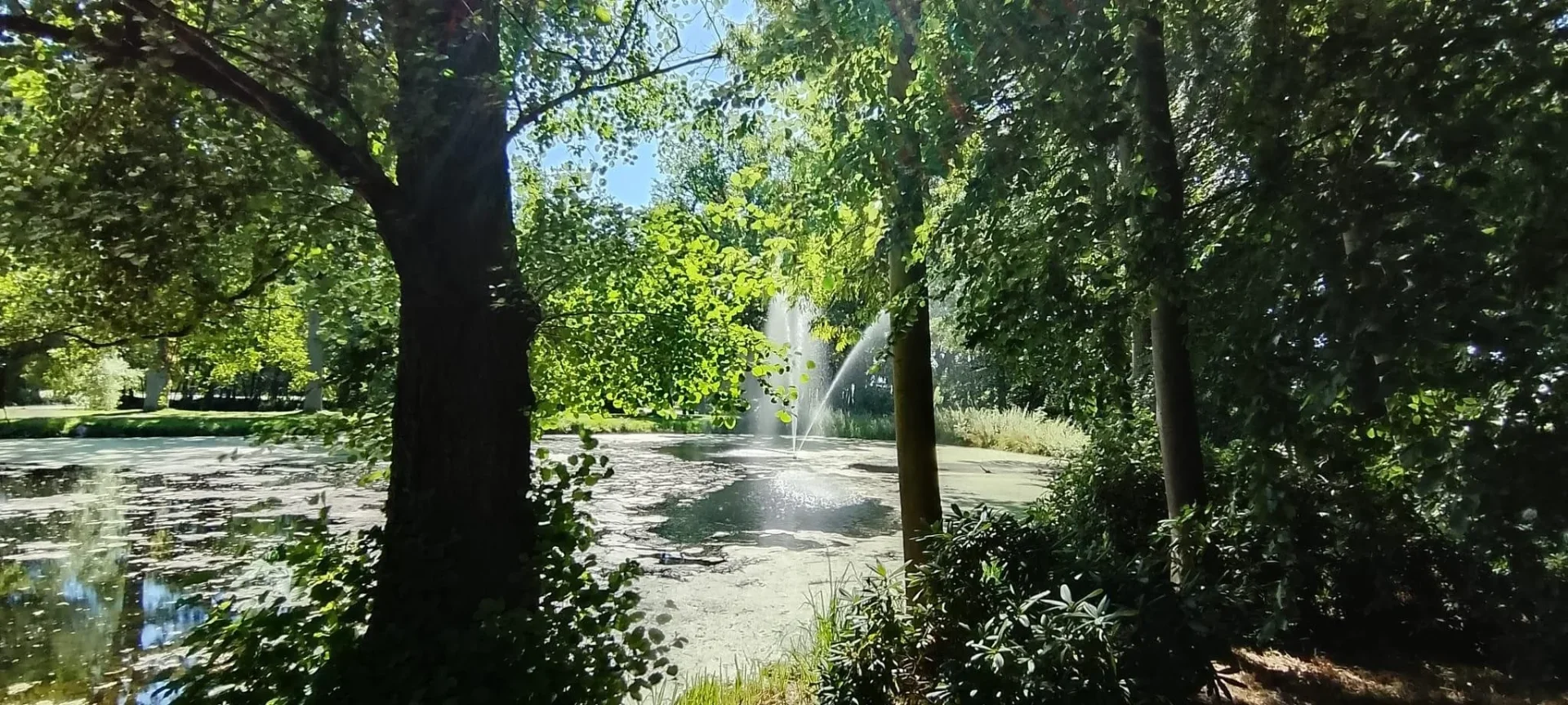 Parkanlage mit Springbrunnen bei Gut Schwechow