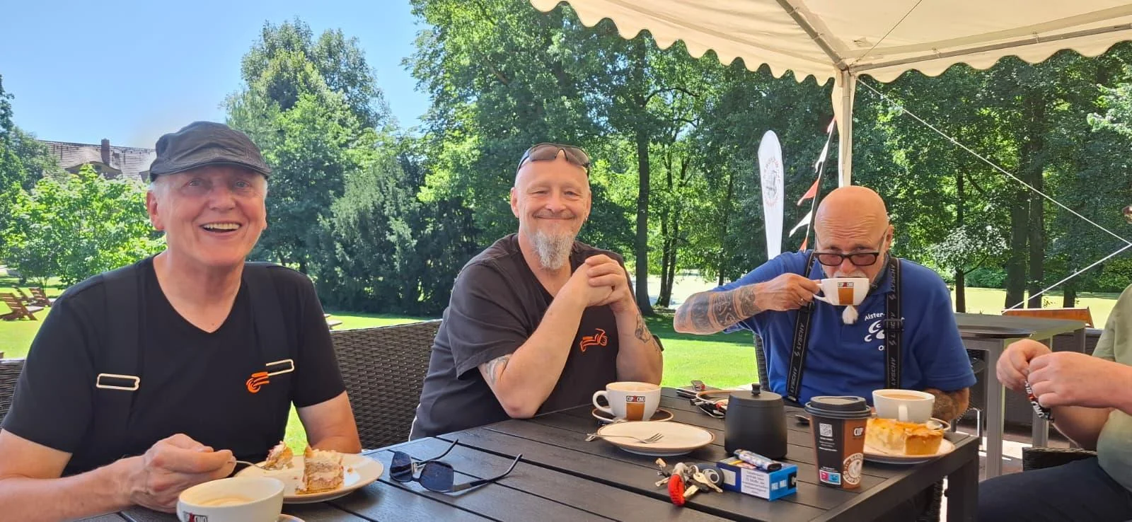 Kaffee und Kuchen in geselliger Runde