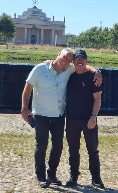 Abschiedsumarmung zweier Freunde