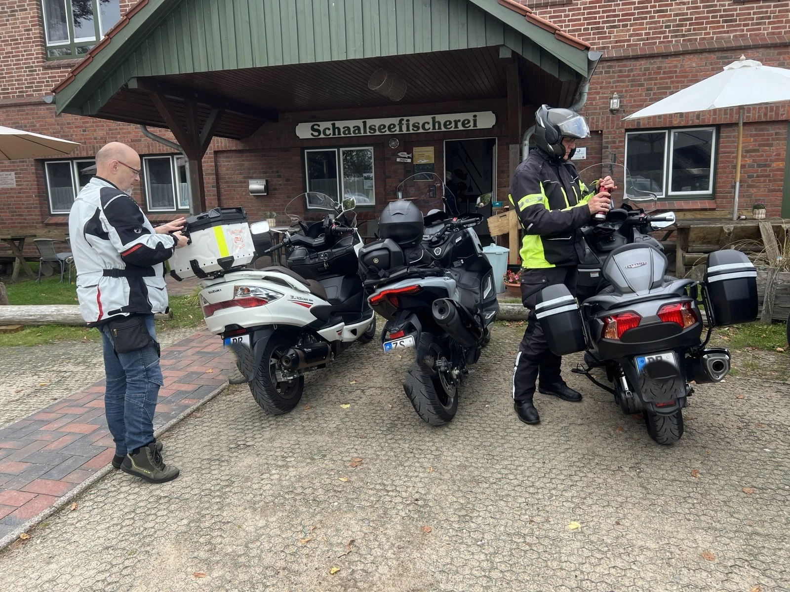 Motorroller vor der Schaalseefischerei
