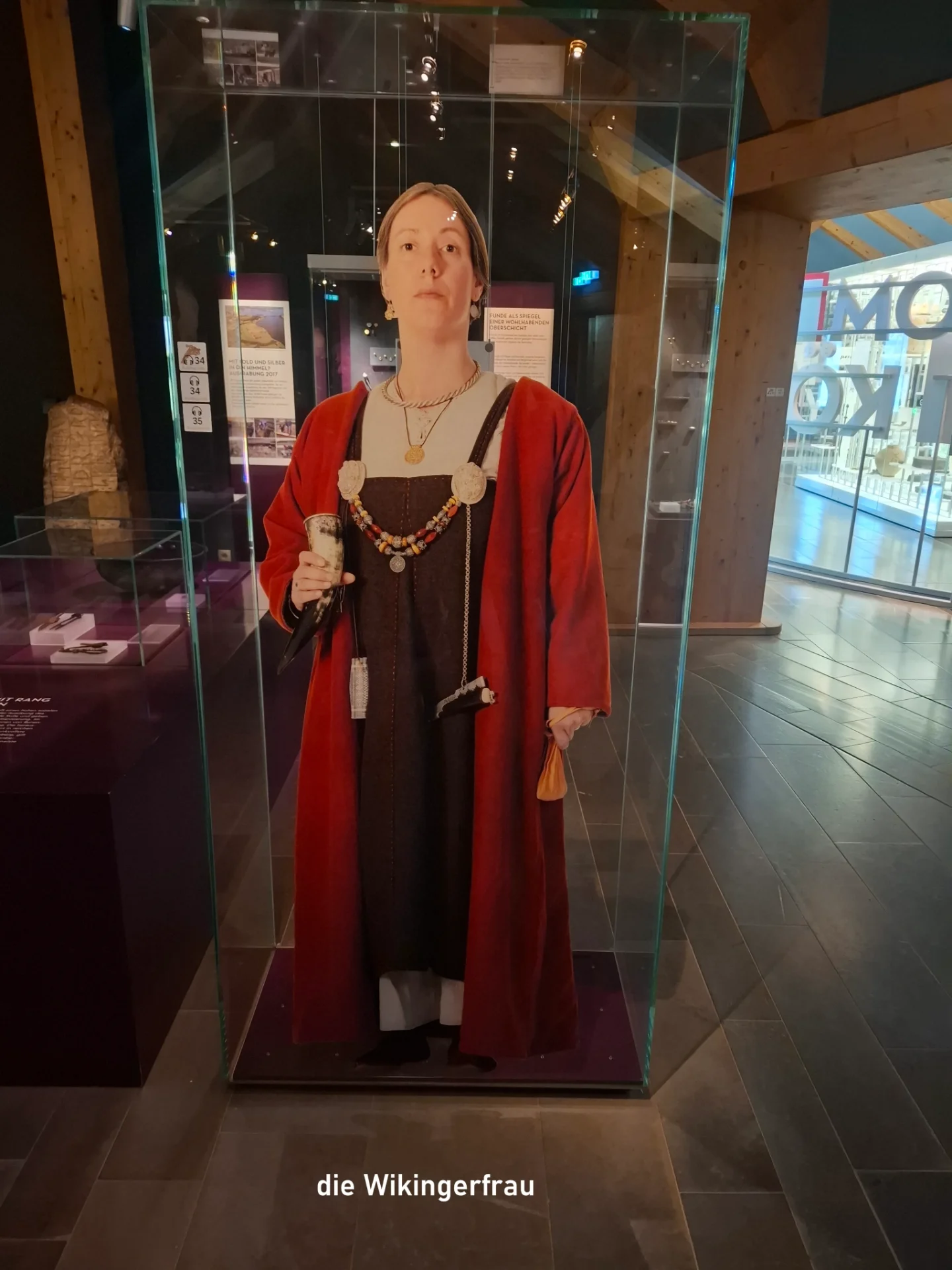 Figur einer Wikingerfrau in einer Vitrine