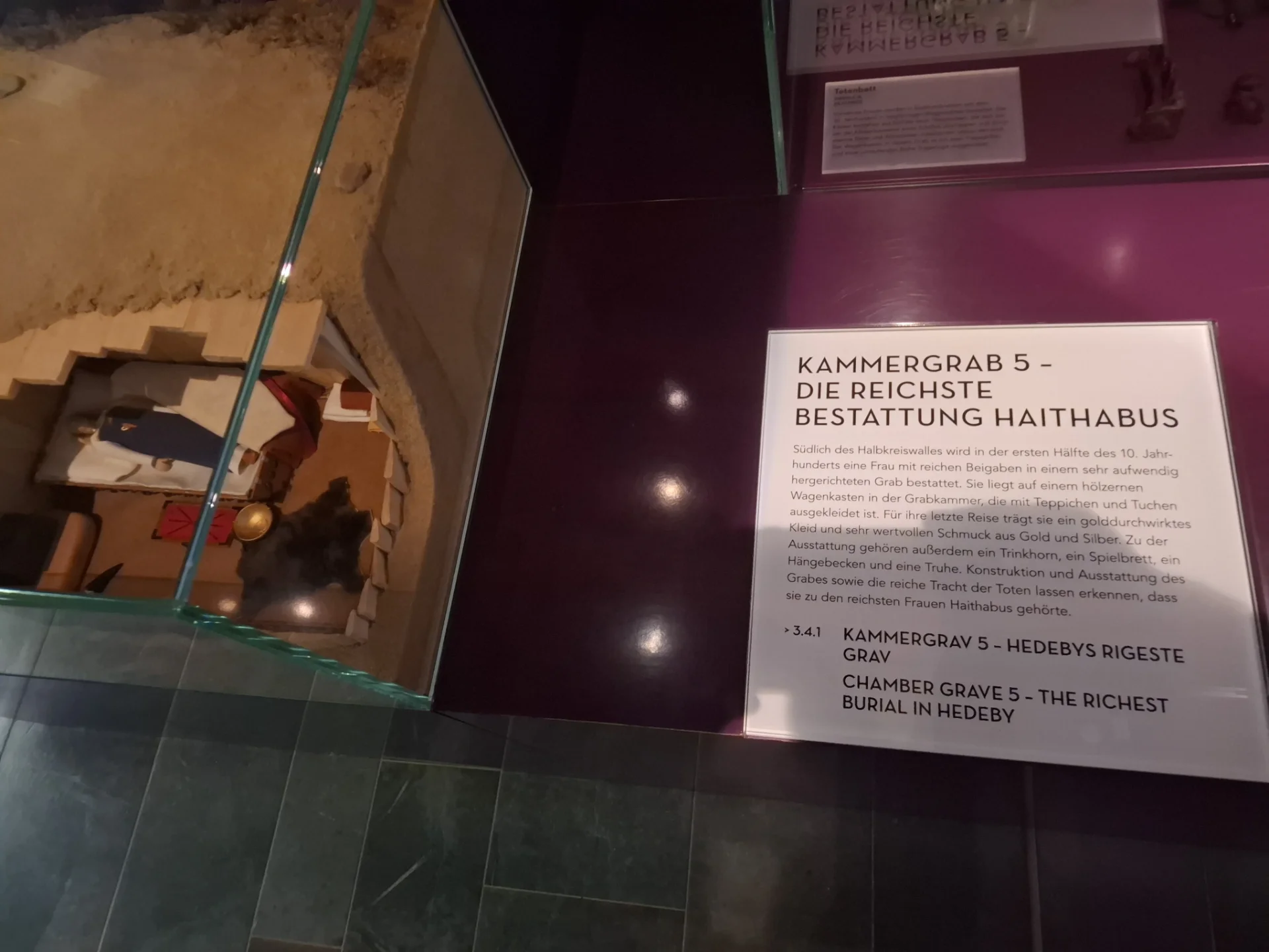 Vitrine zum Kammergrab 5, der reichsten Bestattung Haithabus