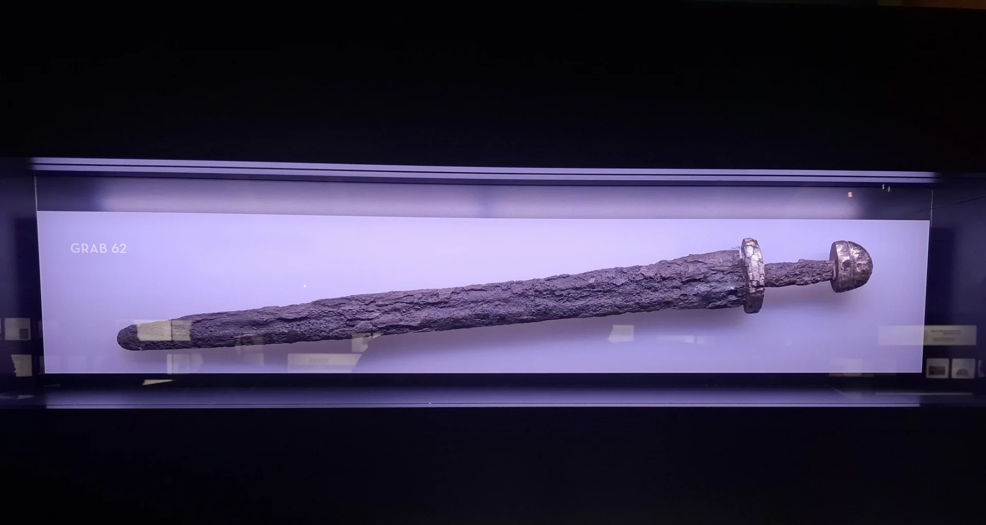 Wikingerschwert in einer Vitrine