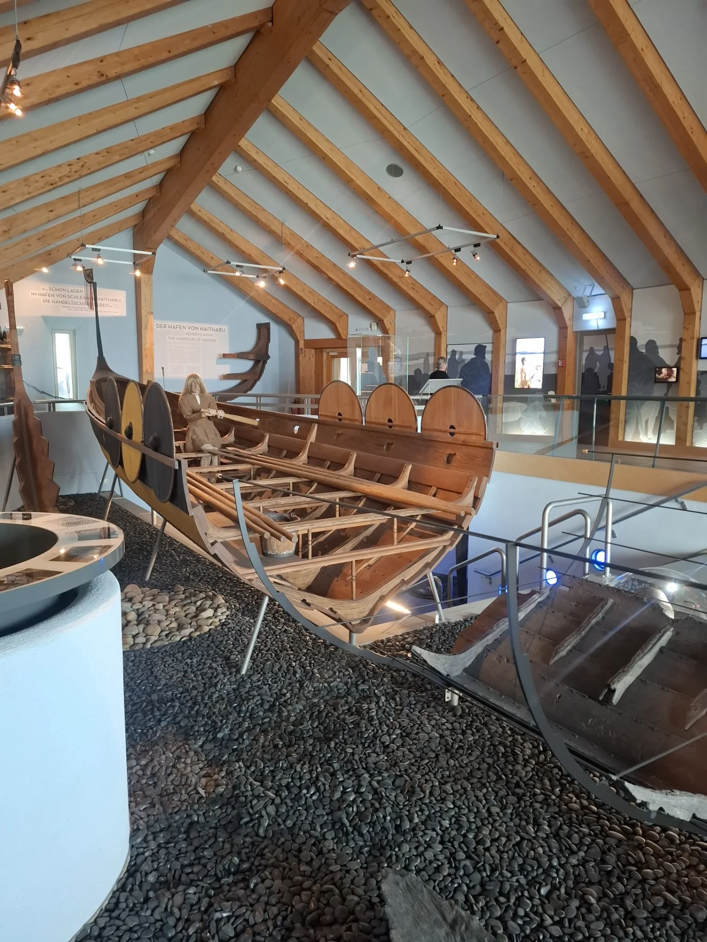 Nachbau eines Wikingerschiffs in der Museumshalle