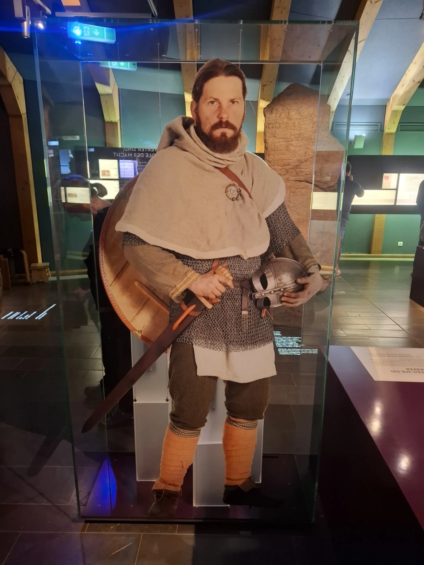Figur eines Wikingerkriegers in einer Vitrine