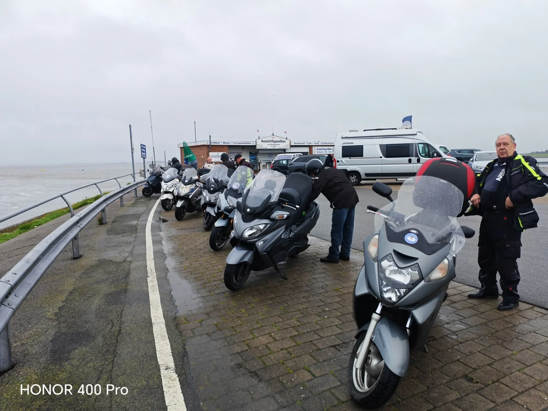Motorroller auf dem Parkplatz am Eidersperrwerk