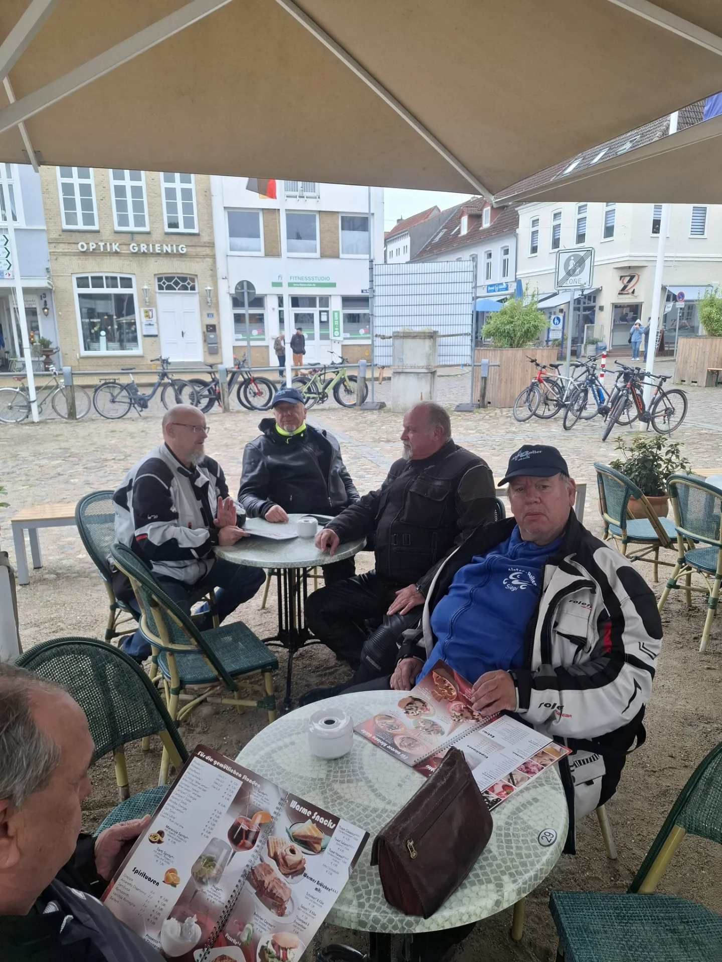 Gemeinsame Runde unter den Schirmen der Eisdiele in Friedrichstadt