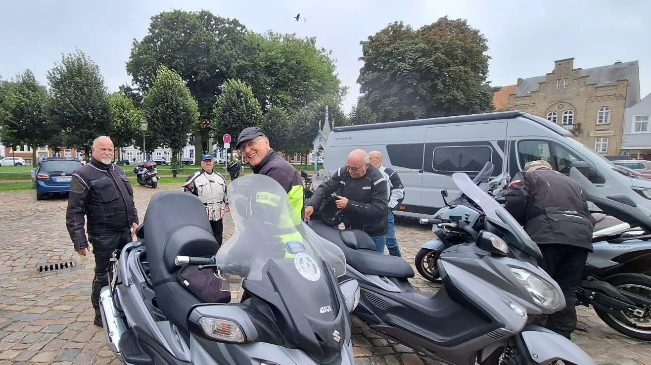 Rollerpiloten bei den Motorrollern in Friedrichstadt